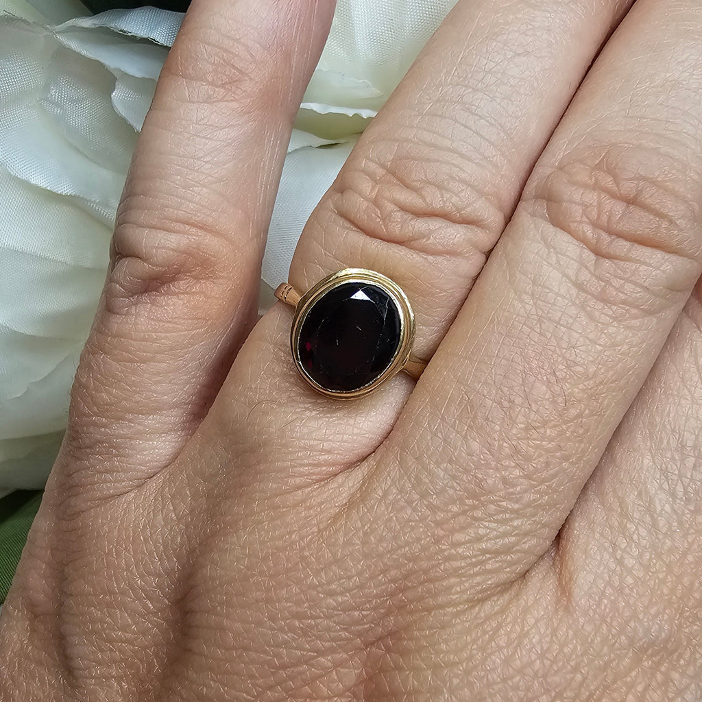 9ct Yellow Gold Garnet Ring