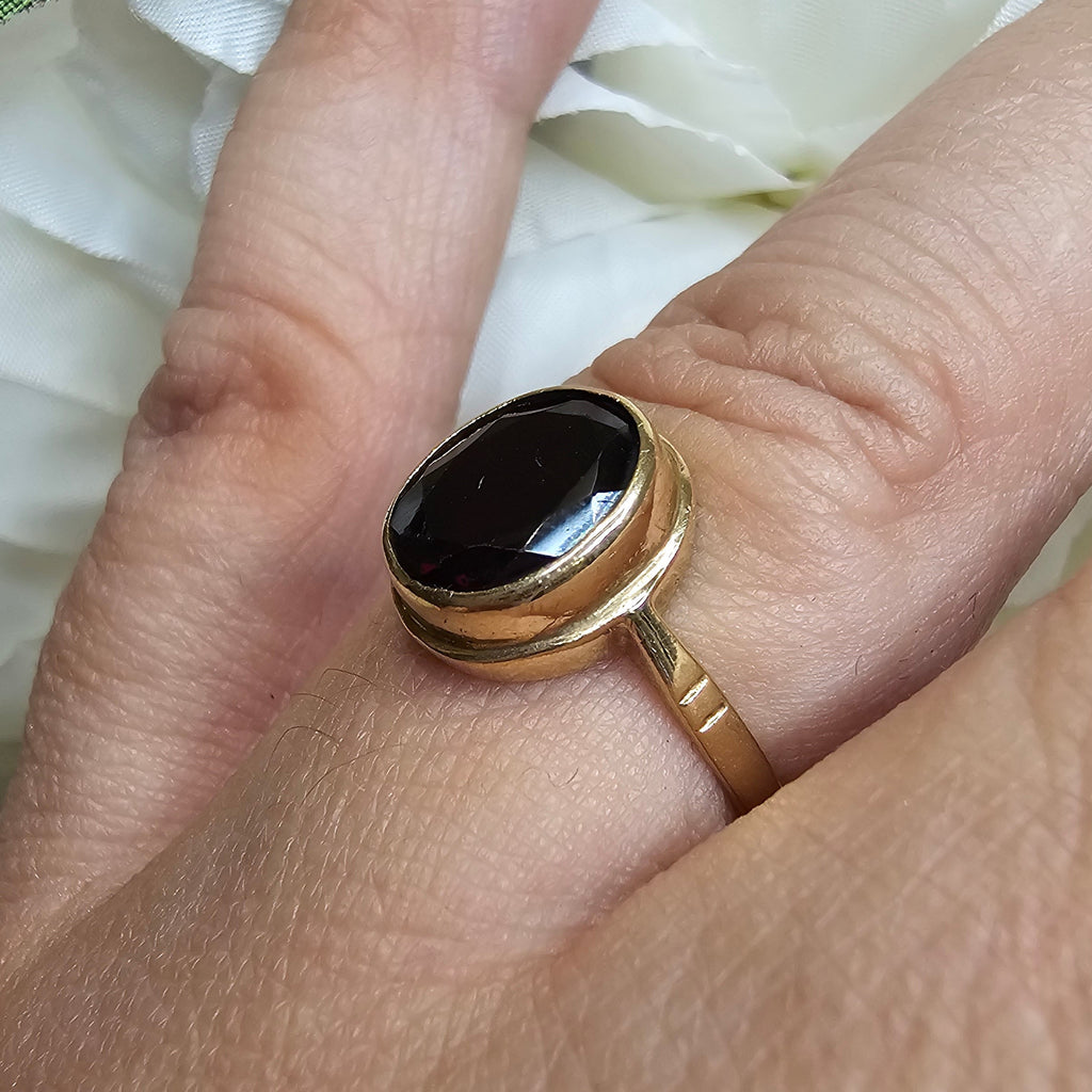 9ct Yellow Gold Garnet Ring