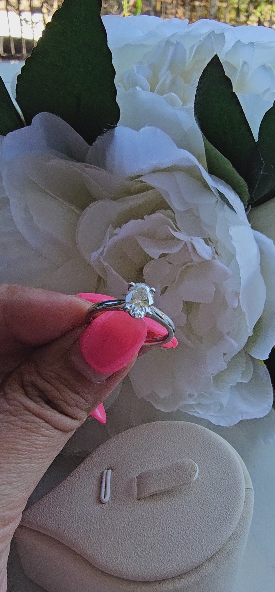 1.07 Carat E VS1 Brilliant Oval Diamond Platinum Ring