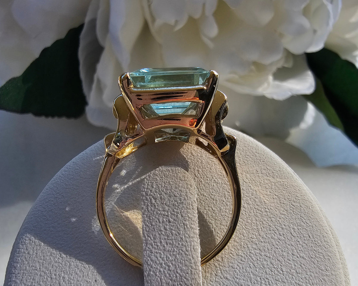 9 carat Natural Aquamarine Cocktail Ring in 18ct Yellow Gold ( C1940'S)