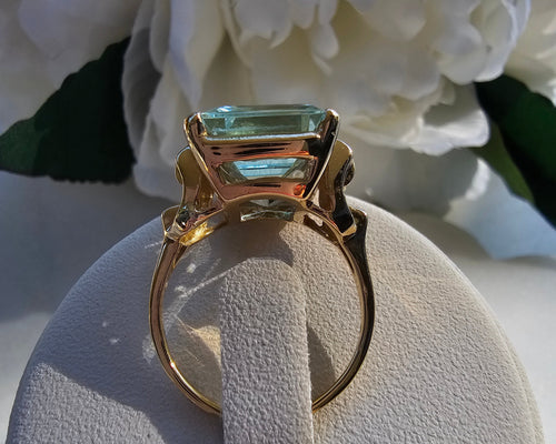 9 carat Natural Aquamarine Cocktail Ring in 18ct Yellow Gold ( C1940'S)