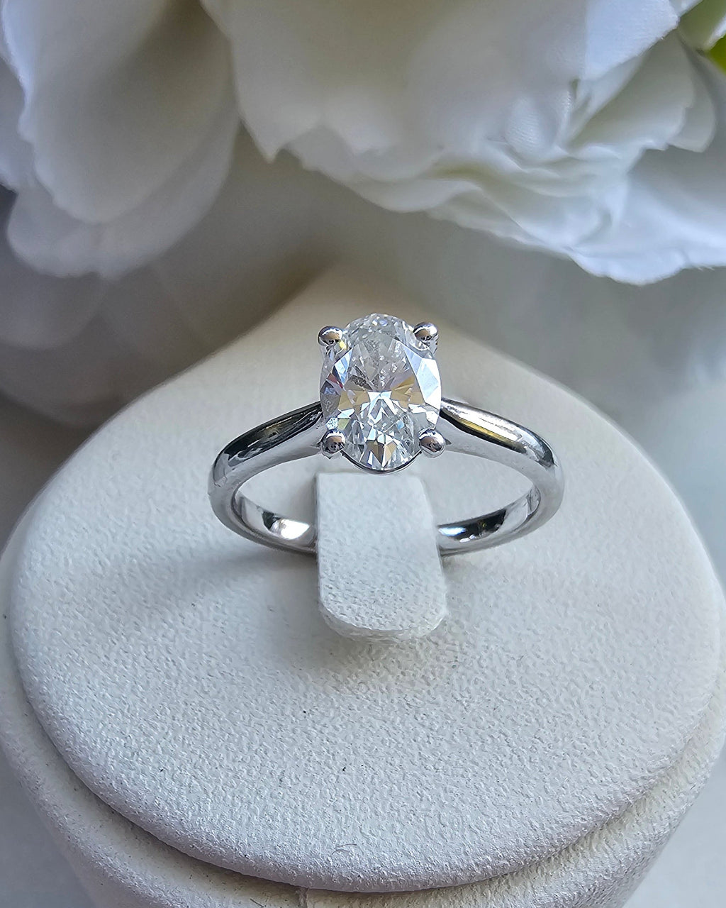 1.07 Carat E VS1 Brilliant Oval Diamond Platinum Ring