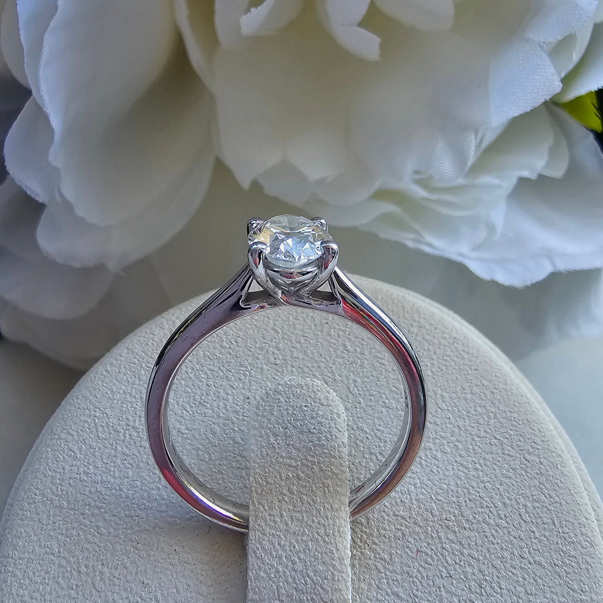 1.07 Carat E VS1 Brilliant Oval Diamond Platinum Ring